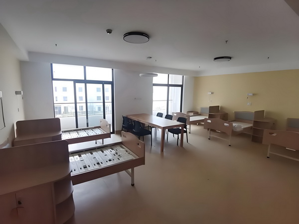 李一桐身穿古董礼服美艳动人灿笑撩人心弦